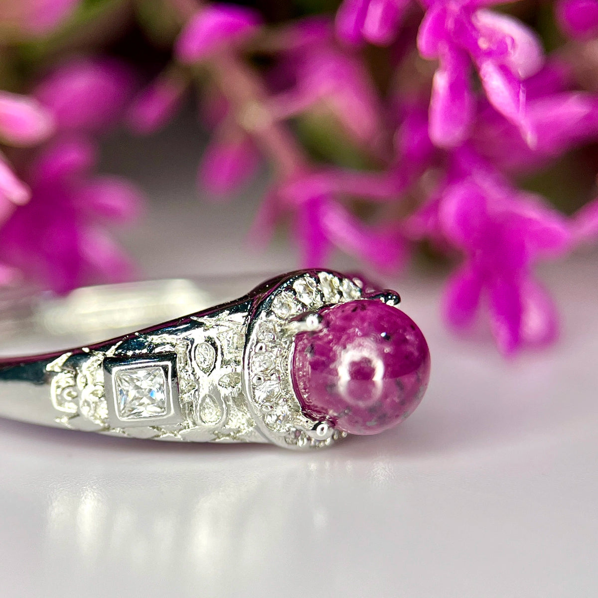 Ring met natuurlijke robijncabochon, CZ en rhodiumplating