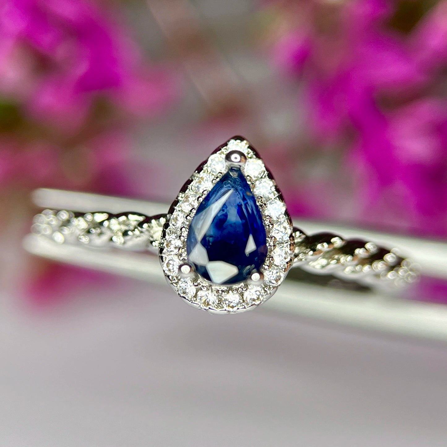 Ring met natuurlijke blauwe saffier, CZ en rhodiumplating