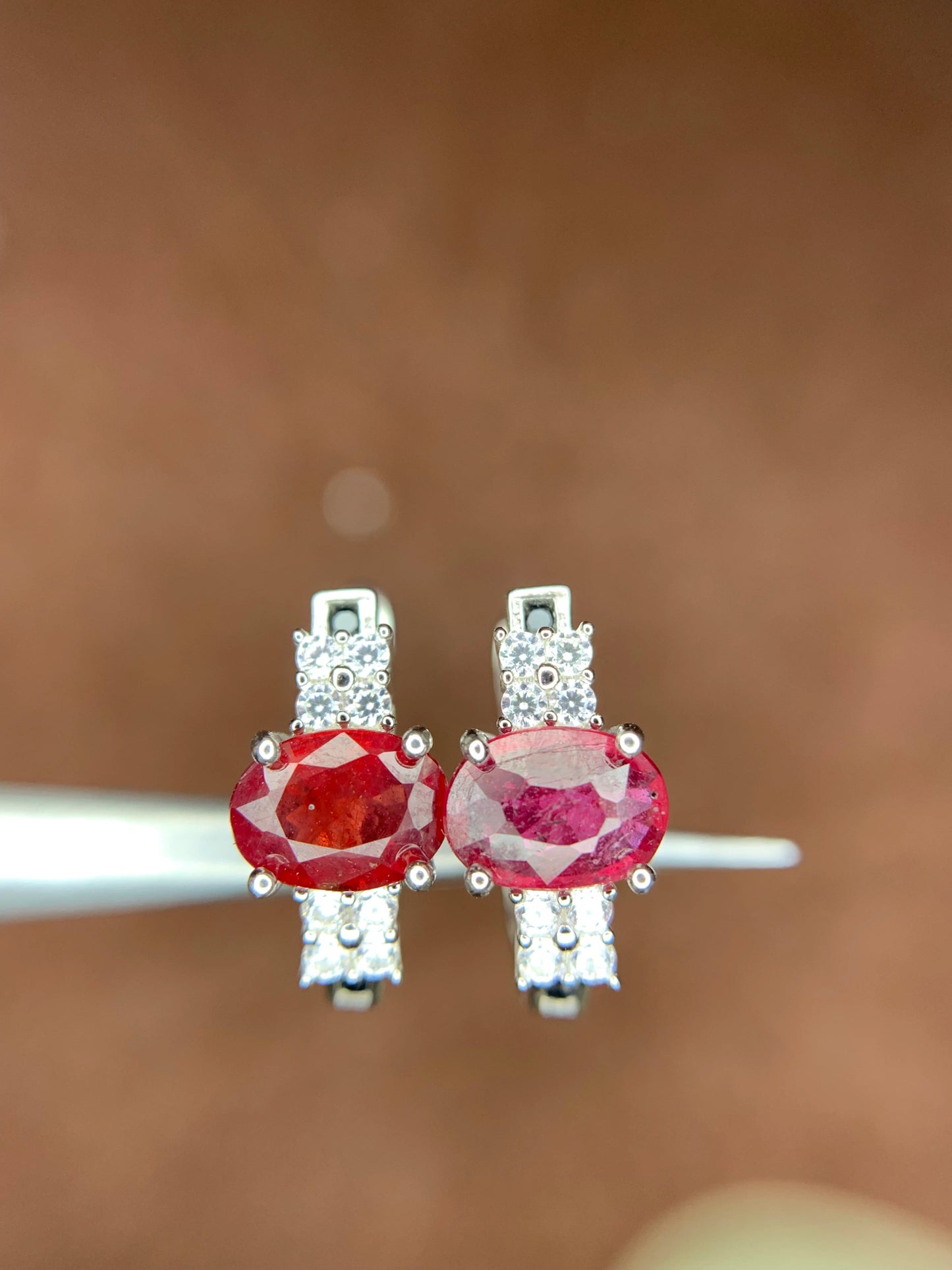 Natuurlijke oorbellen met robijn – 14.77 ct, gerhodineerd, 925 sterling zilver