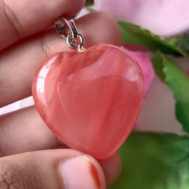 Natuurlijke kersenkwartshanger – 10.85 ct, handgemaakt, goudkleurig verguld, hartvormig