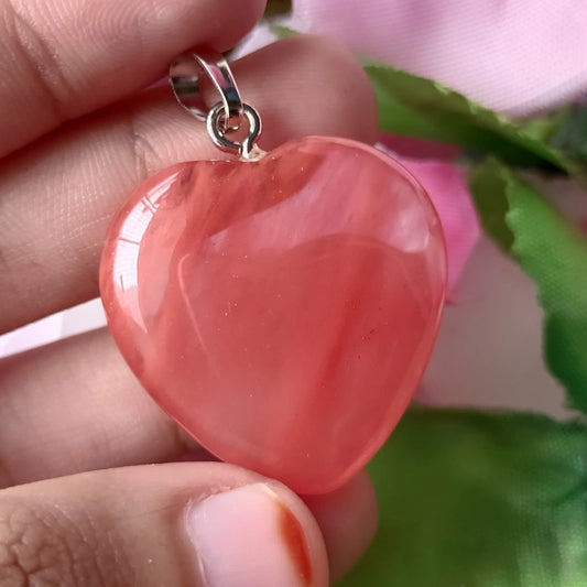 Natuurlijke kersenkwartshanger – 10.85 ct, handgemaakt, goudkleurig verguld, hartvormig