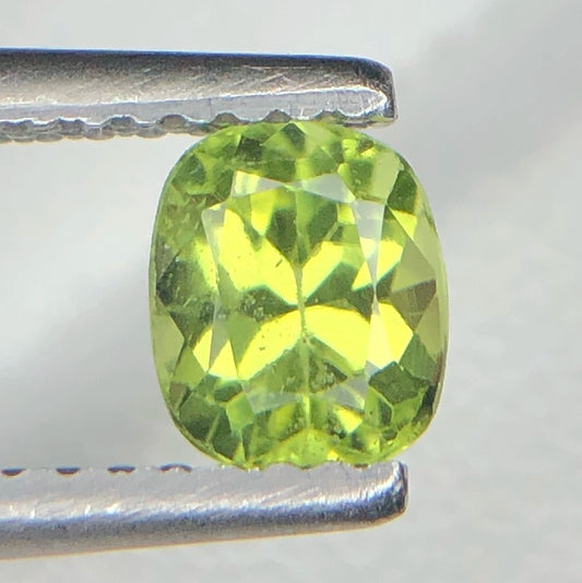 Natuurlijke Peridoot 0,80 ct – Groene Facetgeslepen Edelsteen 5,6 × 4,6 mm