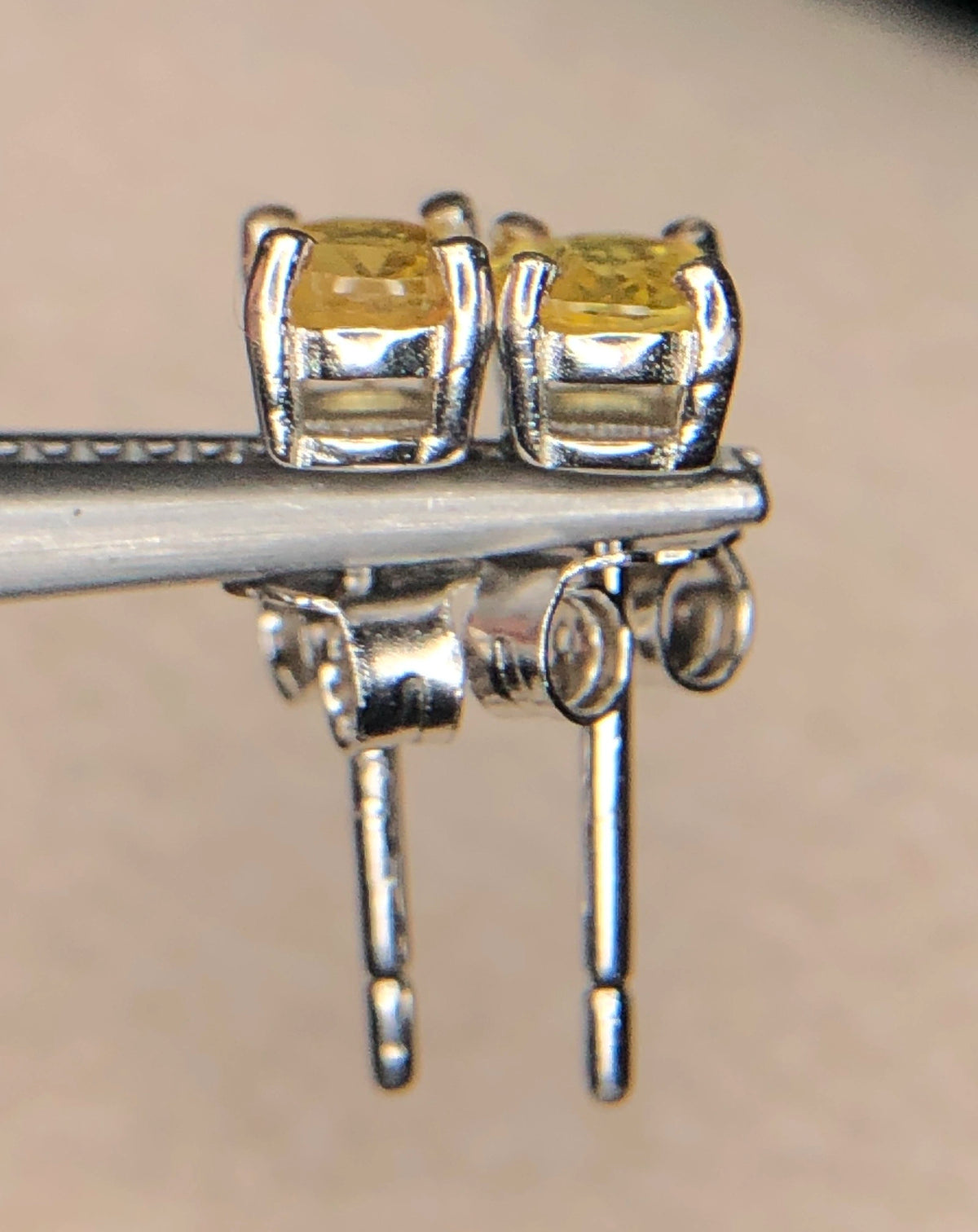 Natuurlijke Gele Saffier Oorstekers 4,05 ct – 925 Sterling Zilver Rhodium Plated