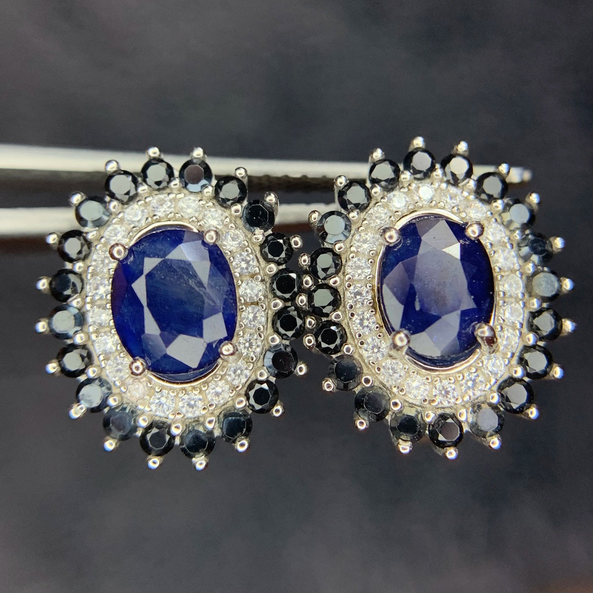 Natuurlijke Blauwe Saffier Oorstekers met Spinel – 925 Sterling Zilver – Rhodium Plated