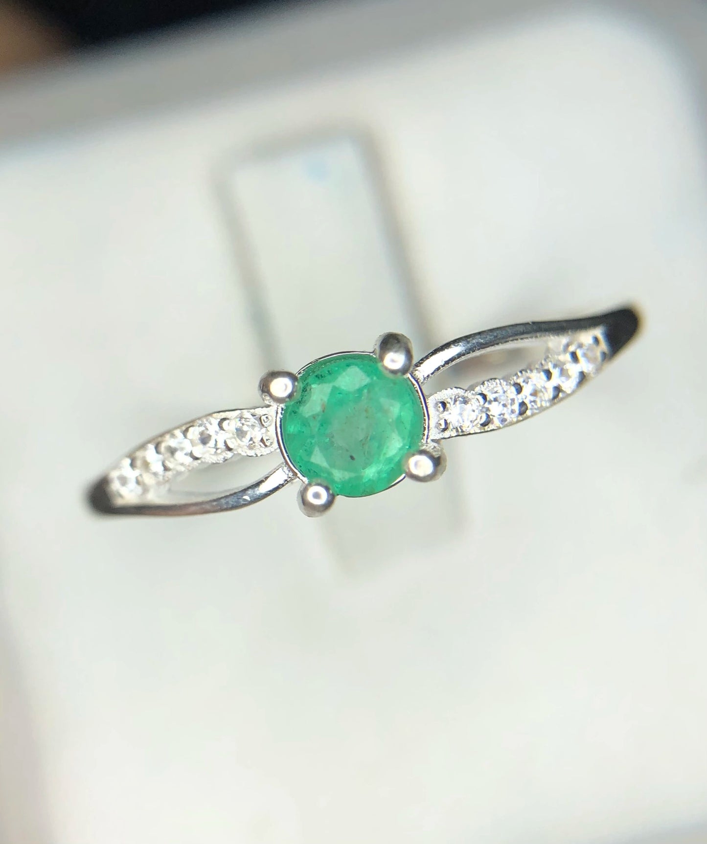 Ring van 925 sterling zilver met 7,50 ct natuurlijke smaragd