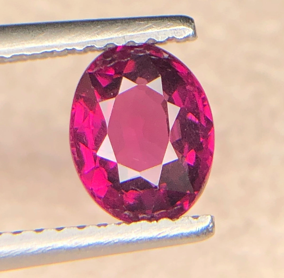 Natuurlijke Roze Granaat 1,60 ct – Ovaal Geslepen Losse Edelsteen 7,4 × 5,7 mm