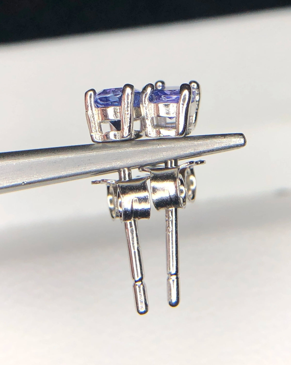 Natuurlijke Tanzaniet Oorstekers 3,25 ct – 925 Sterling Zilver Rhodium Plated
