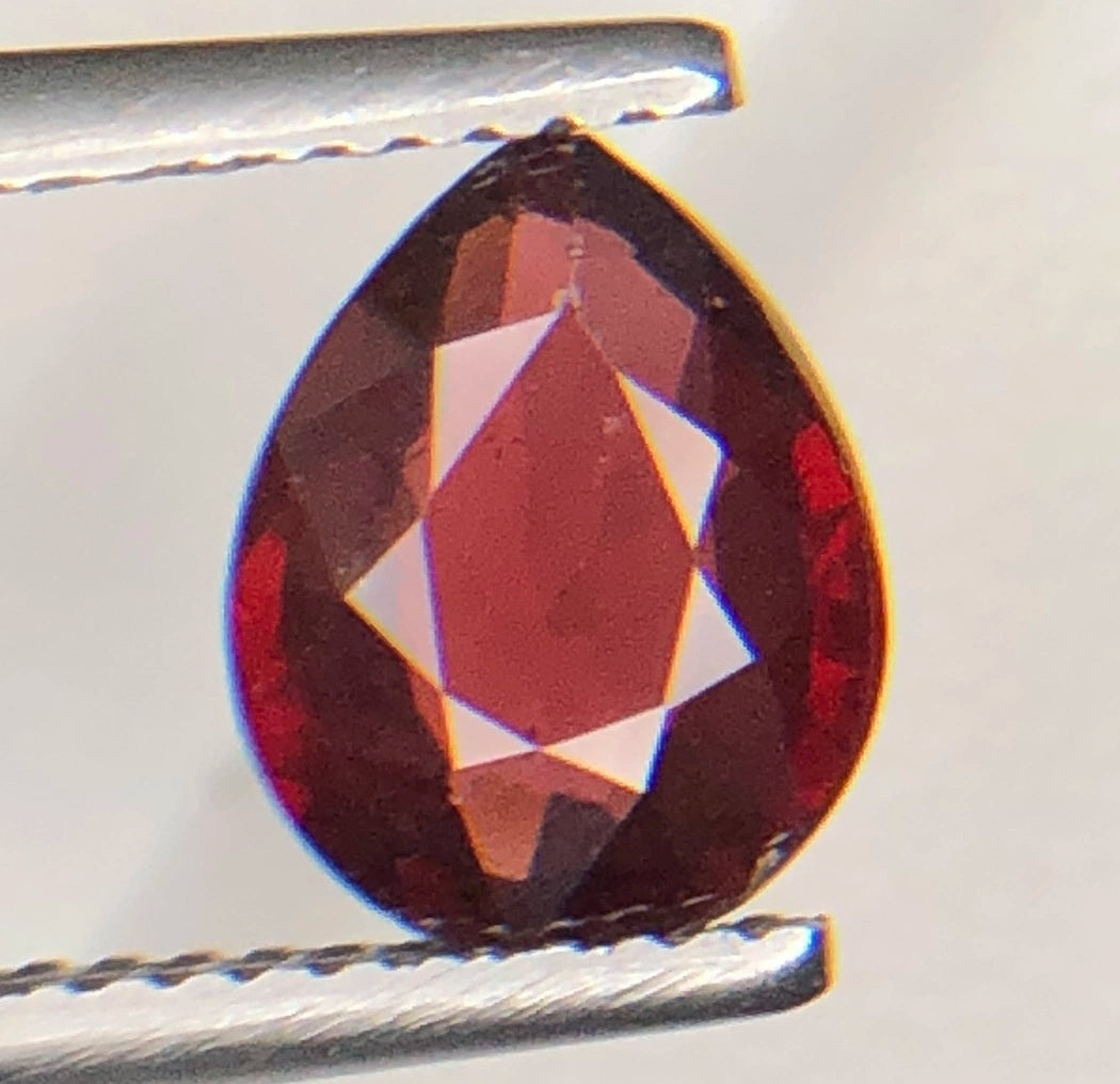Natuurlijke Rode Granaat 1,85 ct – Peervorm Geslepen Losse Edelsteen