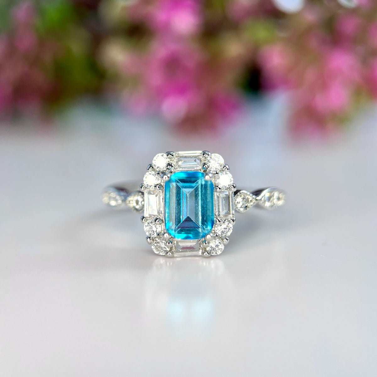 Natuurlijke Neon Blauwe Apatiet Ring met Zirkonia – Rhodium Plated