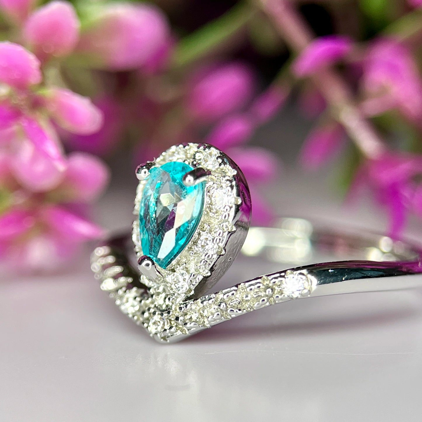 Ring met natuurlijke apatiet, CZ en rhodiumplating