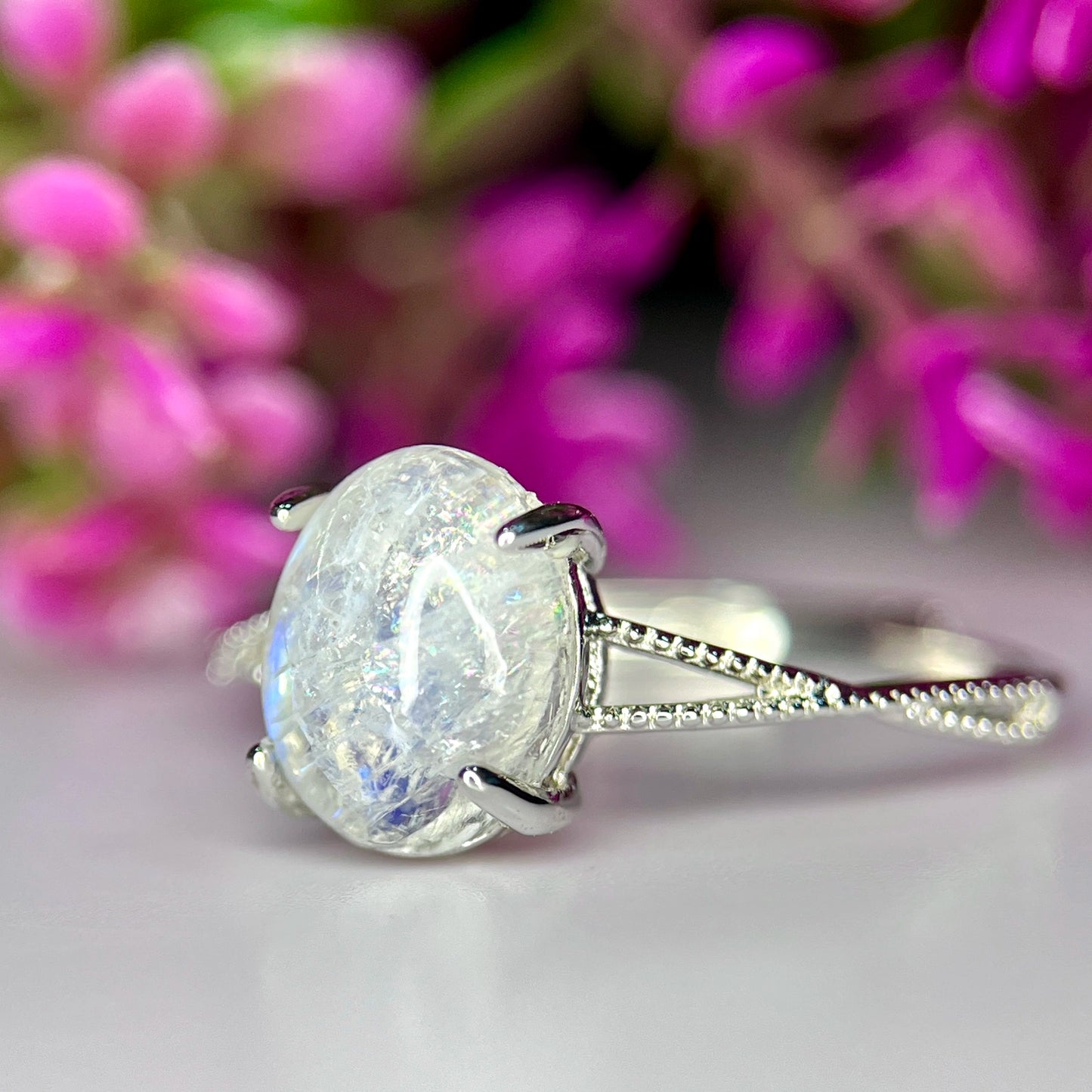 Ring met natuurlijke blauwe maansteen en rhodiumplating