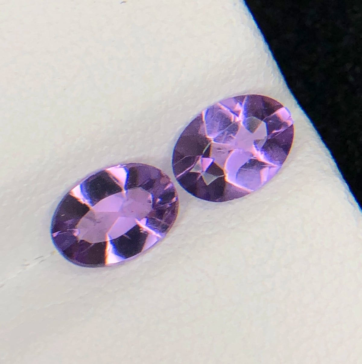 Set van 2 Natuurlijke Amethisten 1,30 ct – Ovaal Geslepen Paarse Edelstenen 6,6 × 4,8 mm