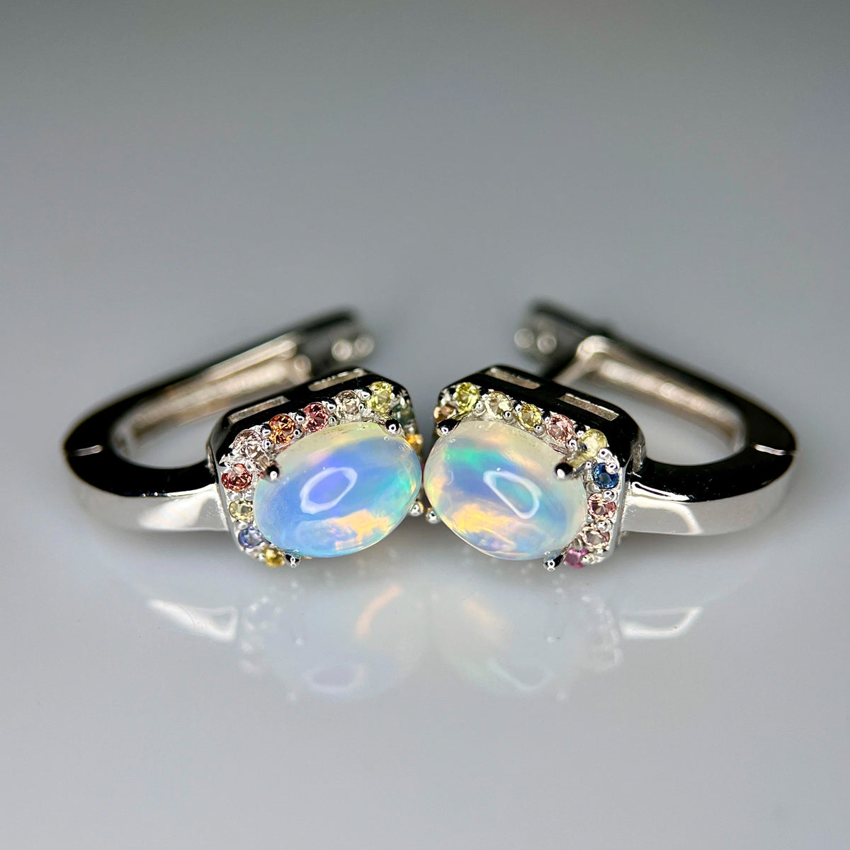 Natuurlijke Vuuropaal Oorbellen met Multicolor Saffier – 925 Sterling Zilver