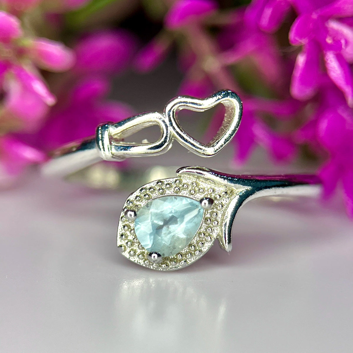 Ring met natuurlijke aquamarijn en rhodiumplating