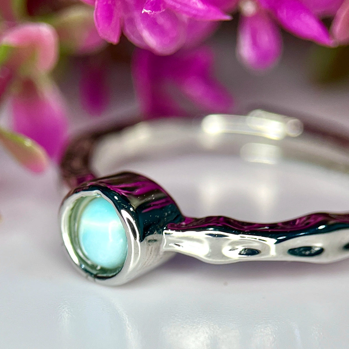 Exquise Natuurlijke Larimar Ring met Ultra Zeldzame Edelsteen – Rhodium Plated