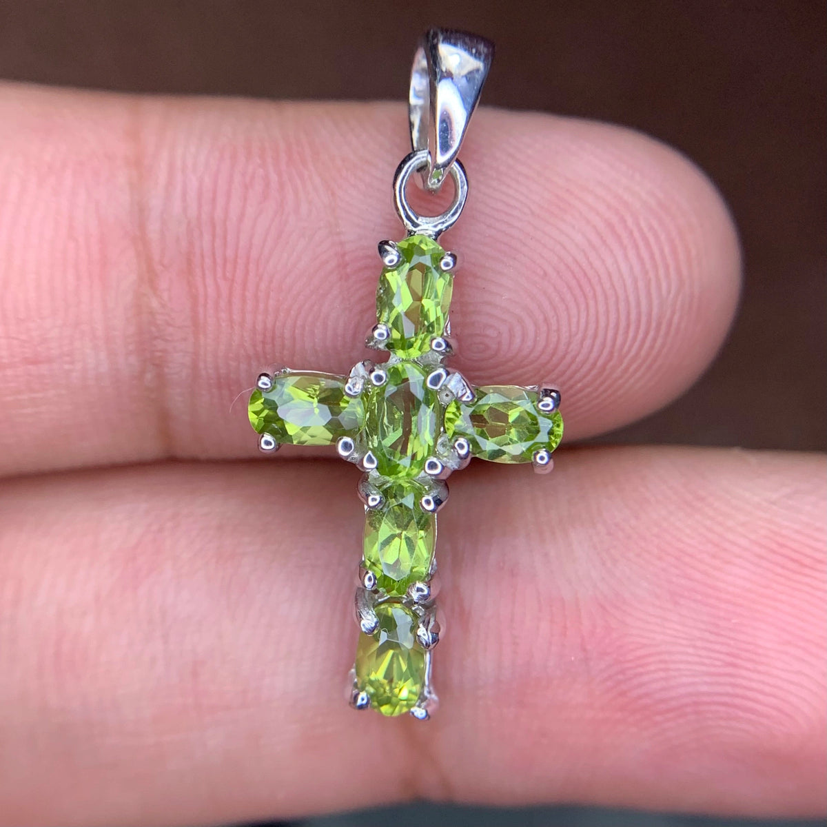 Natuurlijke Groene Peridoot Kruishanger – 925 Sterling Zilver – Rhodium Plated