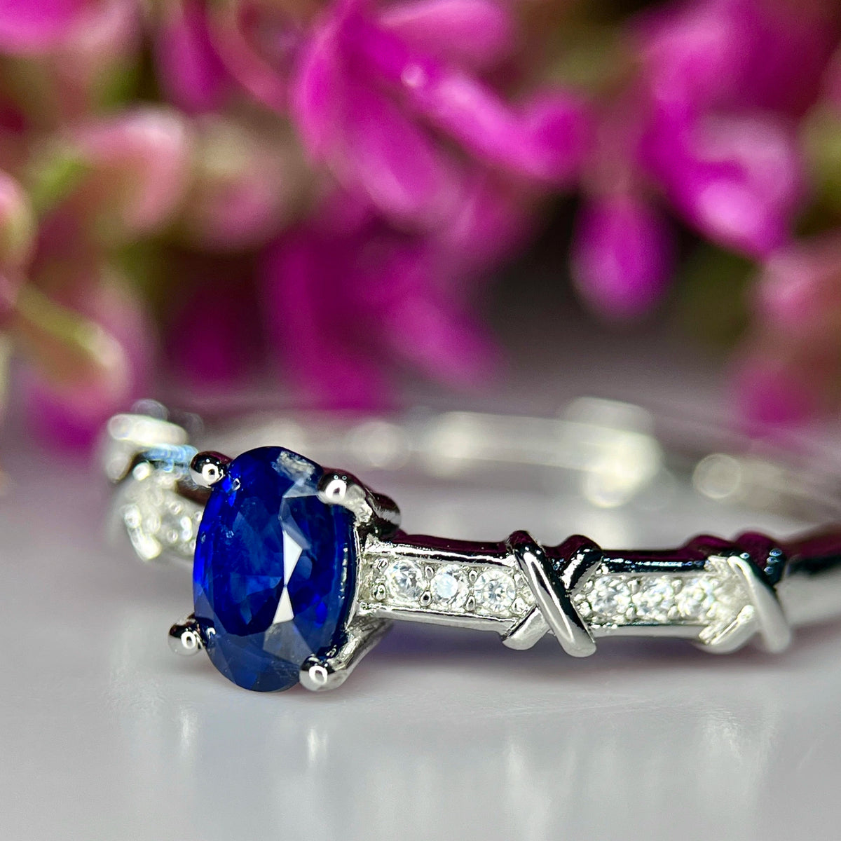 Exquise Natuurlijke Royal Blue Saffier Ring met CZ – Rhodium Plated