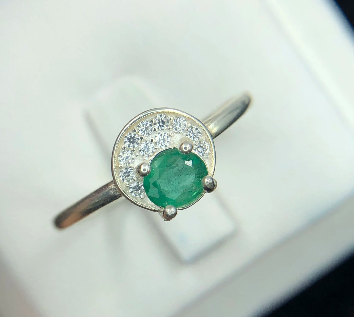 Ring van 925 sterling zilver met 7,40 ct natuurlijke smaragd