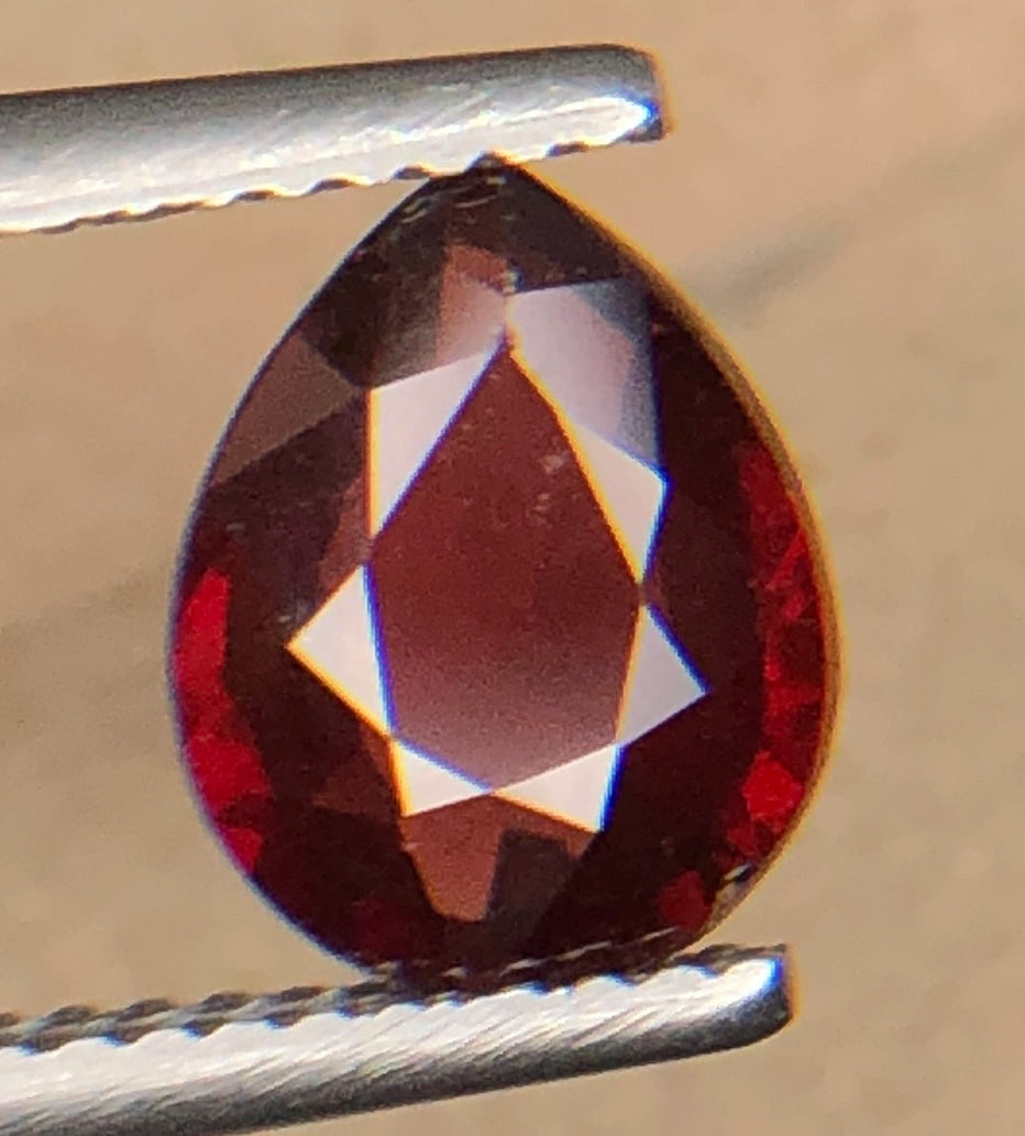 Natuurlijke Rode Granaat 1,85 ct – Peervorm Geslepen Losse Edelsteen