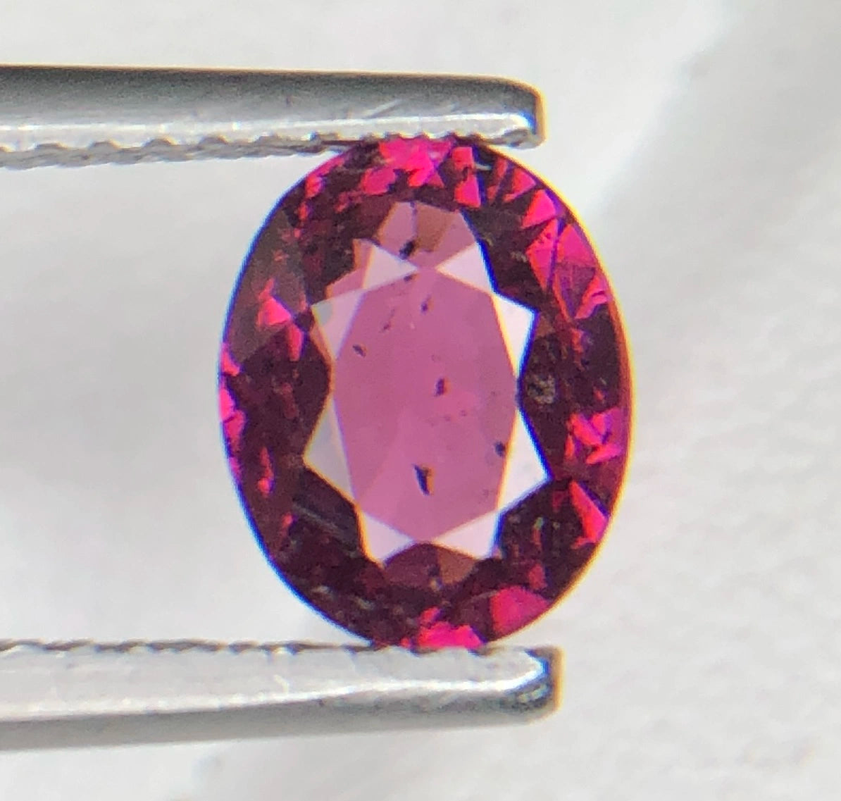 Natuurlijke Roze Granaat 1,45 ct – Ovaal Geslepen Losse Edelsteen