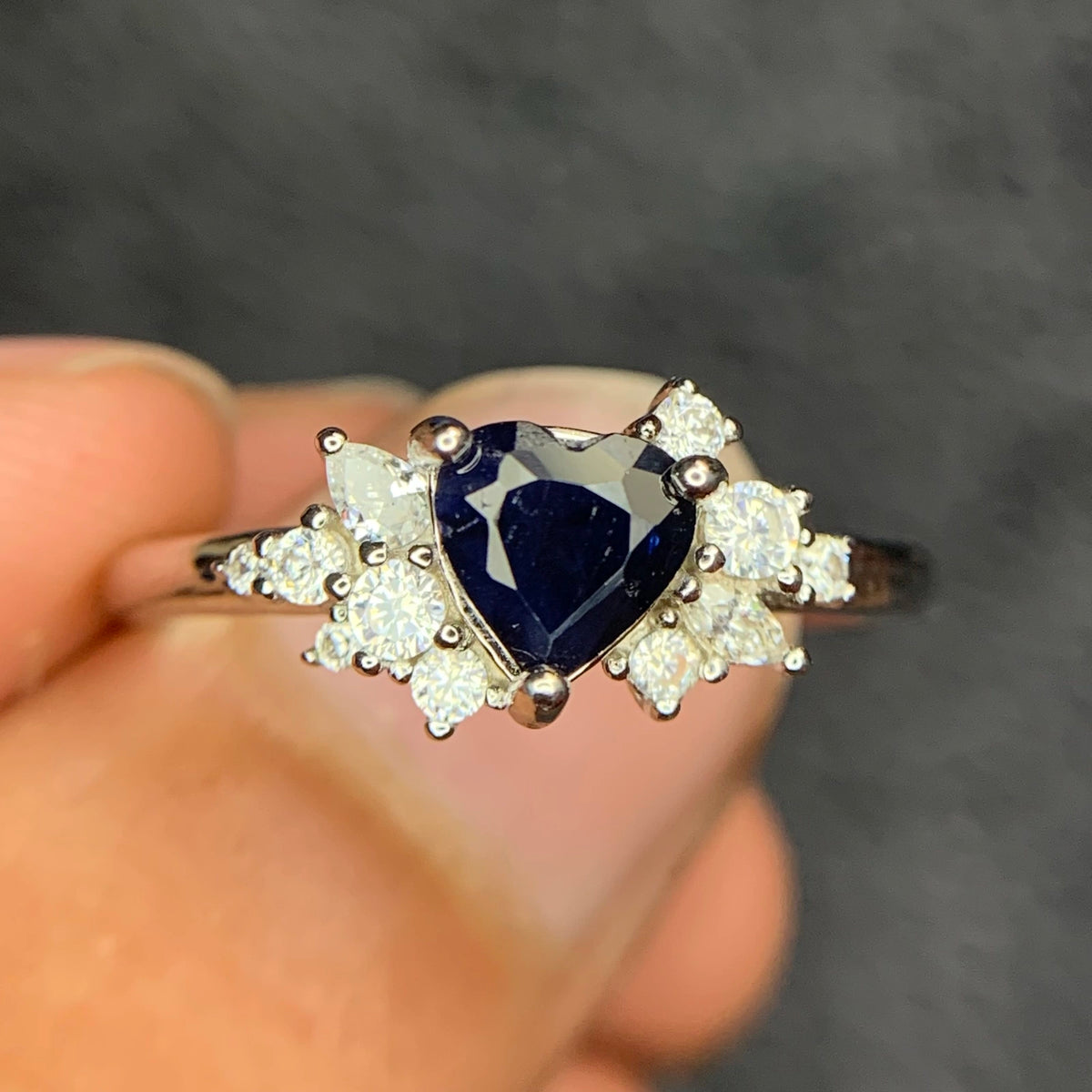 Natuurlijke Blauwe Saffier Ring met Zirkonia – 925 Sterling Zilver – Rhodium Plated