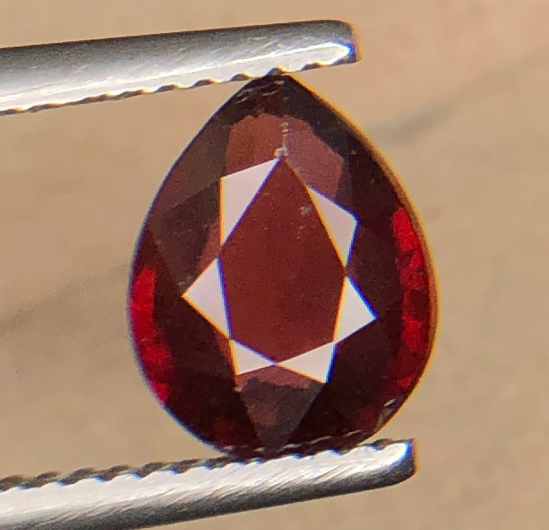 Natuurlijke Rode Granaat 1,85 ct – Peervorm Geslepen Losse Edelsteen