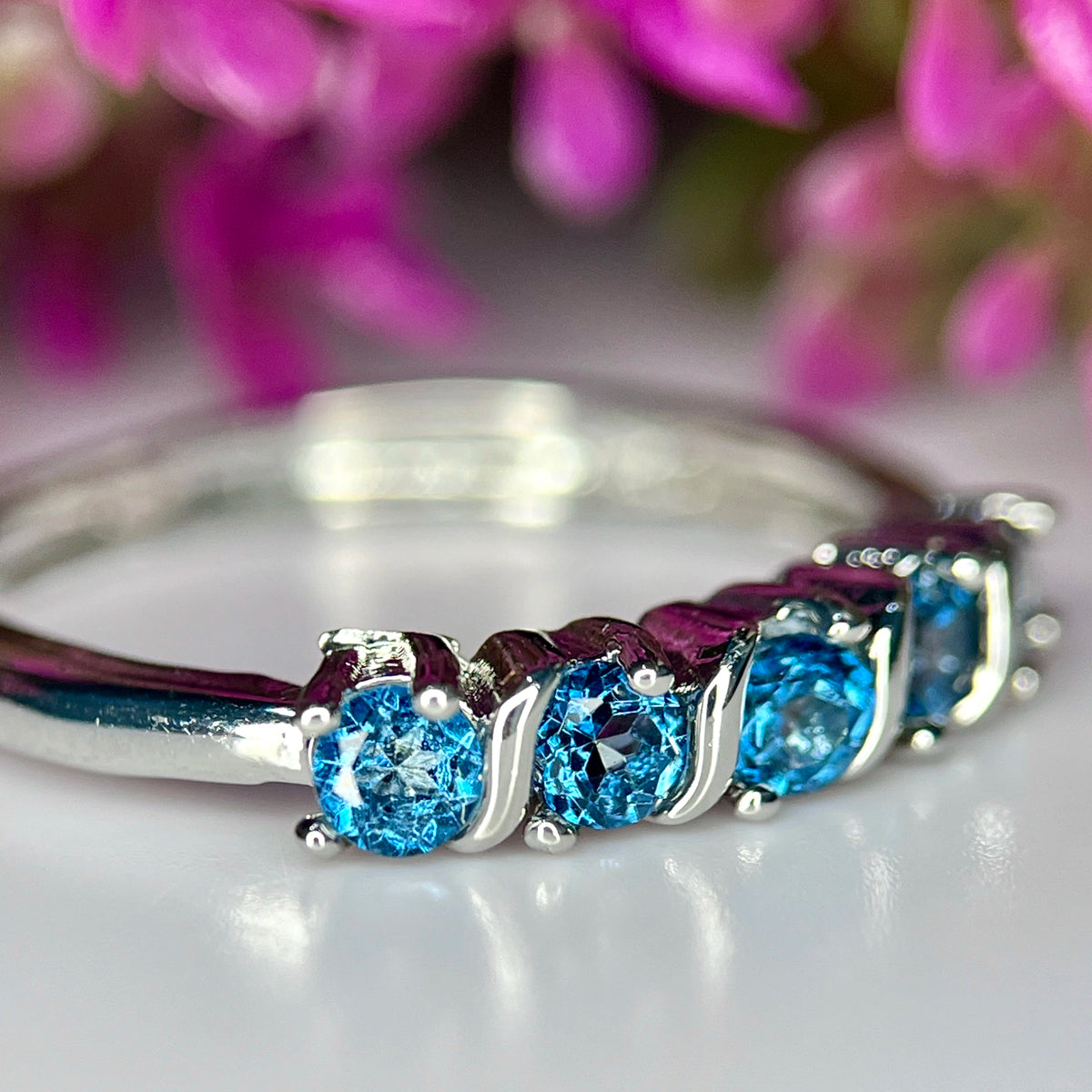Natuurlijke London Blue Topaas Ring met CZ – Rhodium Plated