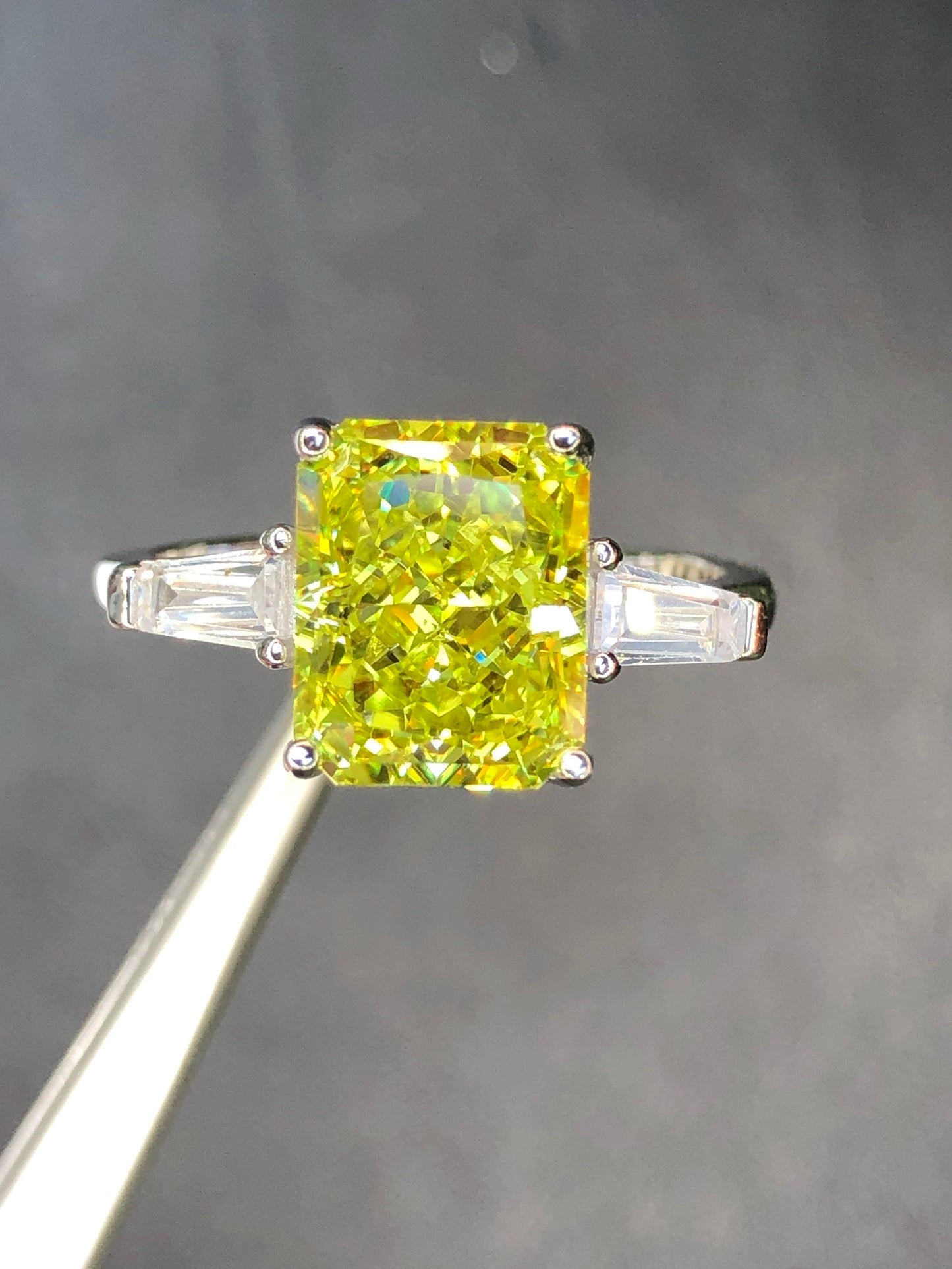 Ring van 925 zilver met 12,90 ct gele cubic zirconia