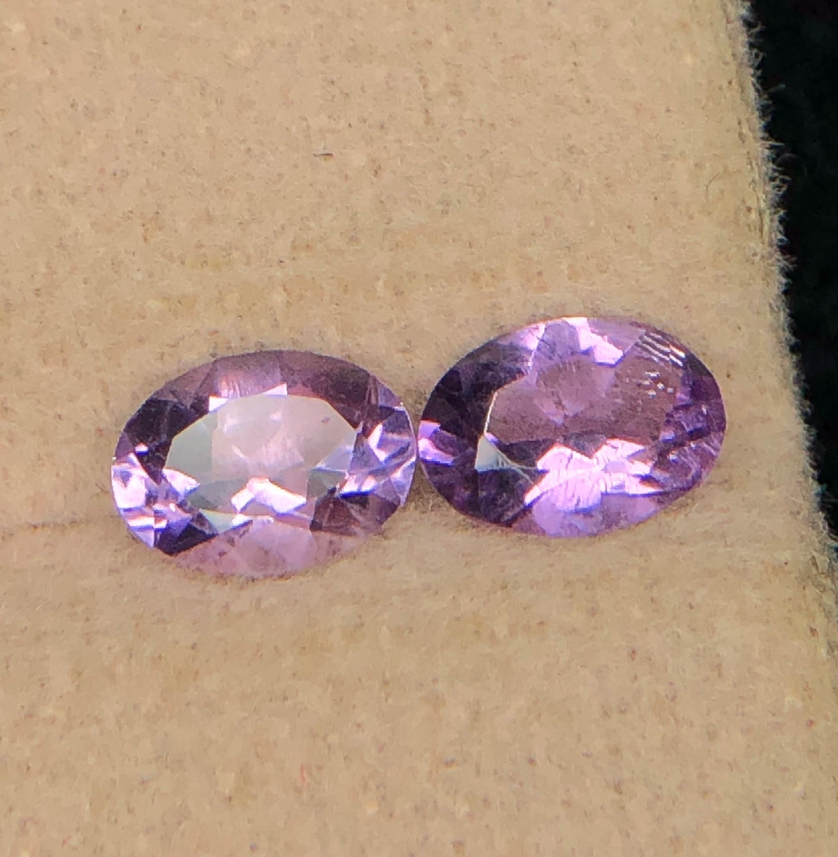 Set van 2 Natuurlijke Amethisten 1,30 ct – Ovaal Geslepen Paarse Edelstenen 6,8 × 4,8 mm