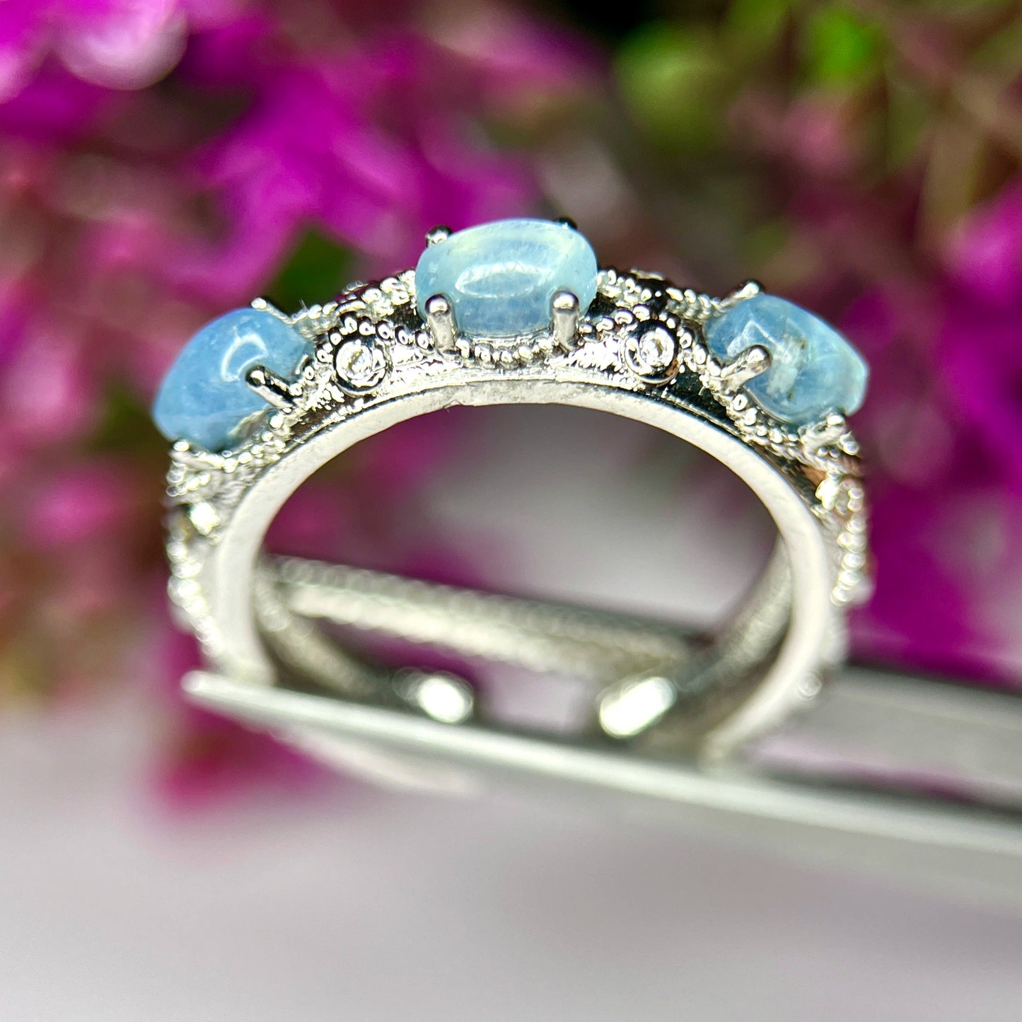 Ring met natuurlijke aquamarijn, CZ en rhodiumplating