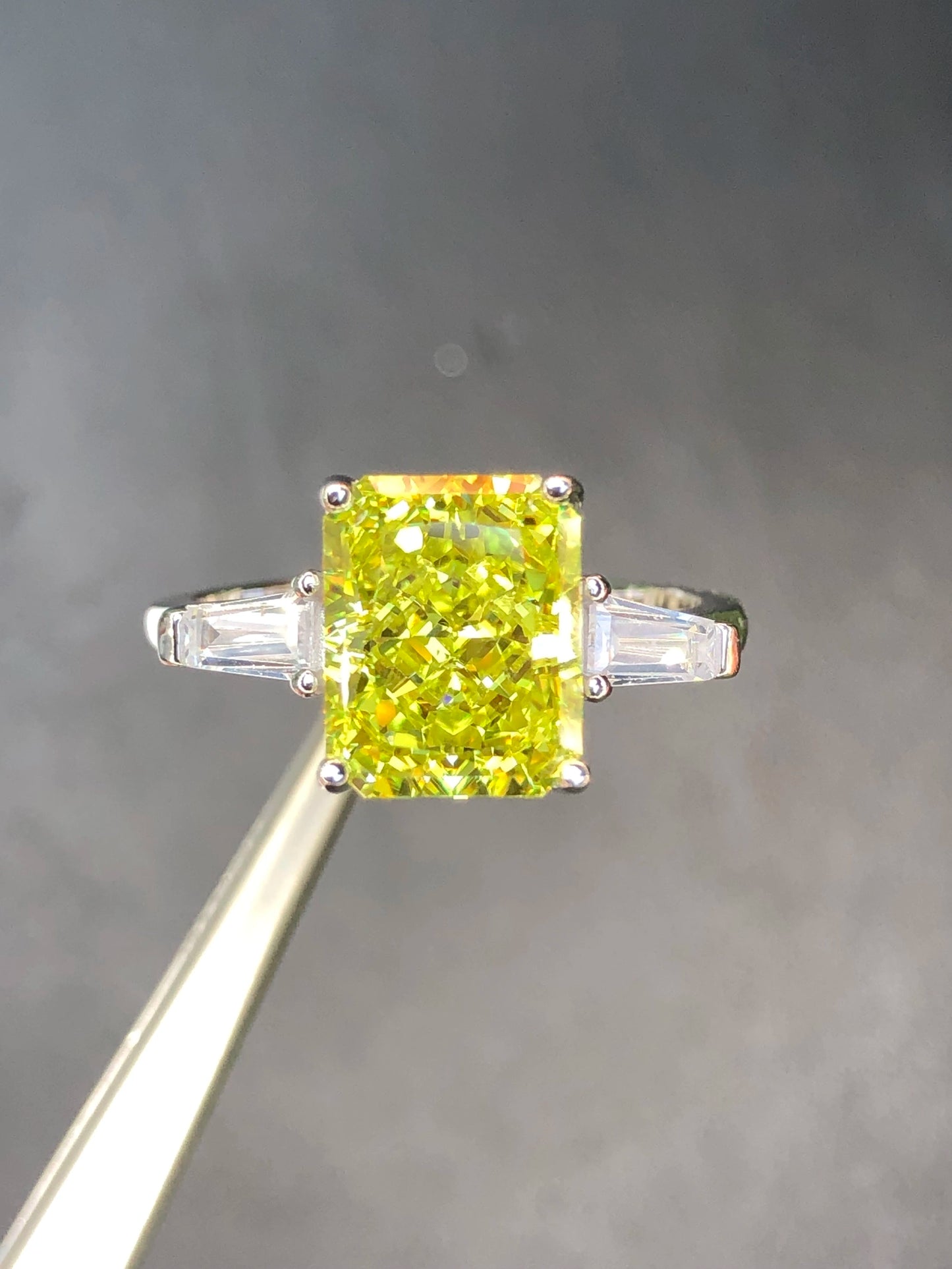 Ring van 925 zilver met 12,90 ct gele cubic zirconia
