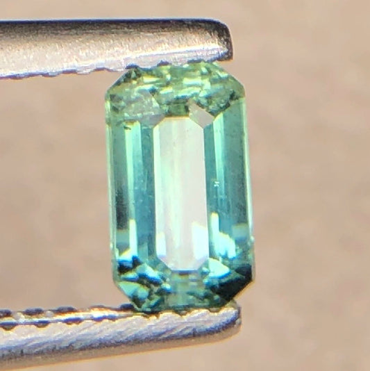 Natuurlijke Groene Toermalijn 0,70 ct – Rechthoekig Facetgeslepen Edelsteen 6,3 × 3,3 mm