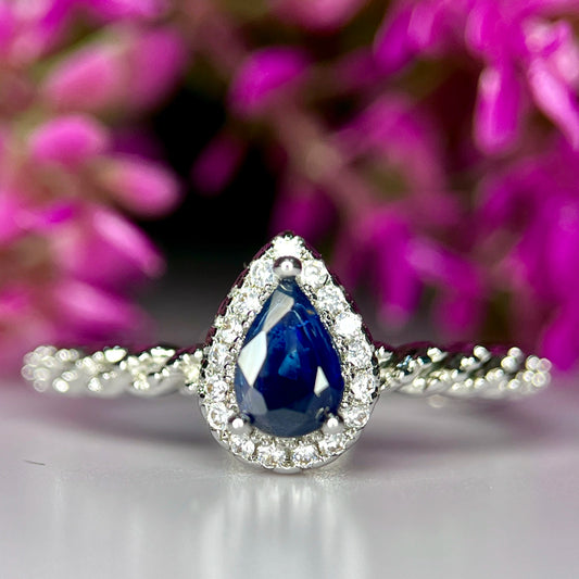 Ring met natuurlijke blauwe saffier, CZ en rhodiumplating