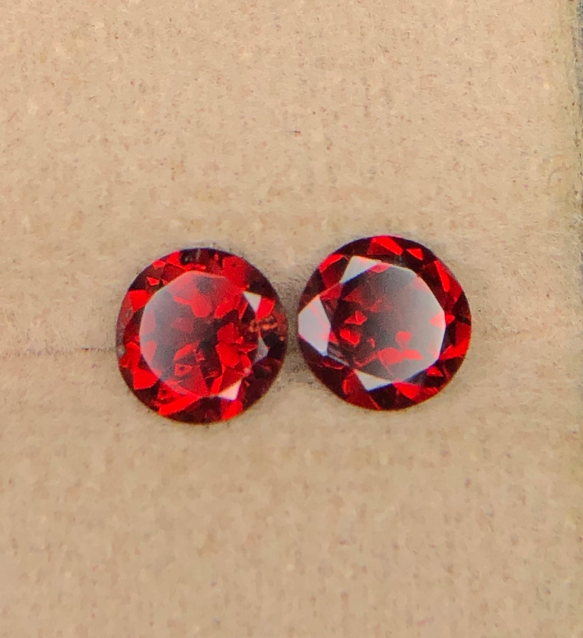 Set van 2 Natuurlijke Rode Granaten 1,95 ct – Rond Geslepen Edelstenenpaar 5,7 mm