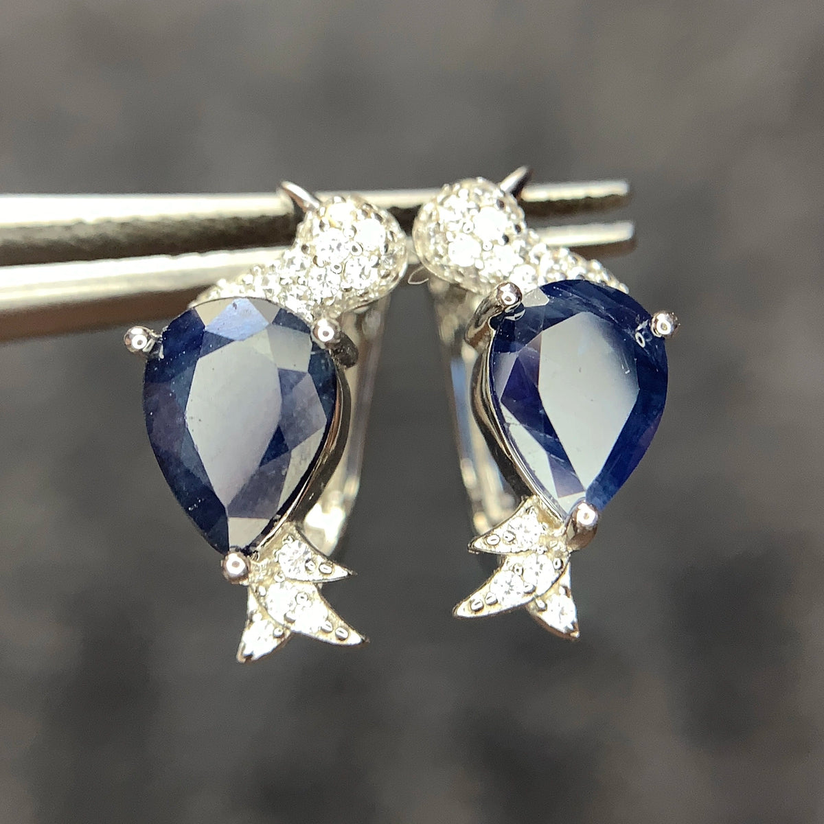 Natuurlijke Blauwe Saffier Oorstekers Vogelvorm – 925 Sterling Zilver – Rhodium Plated