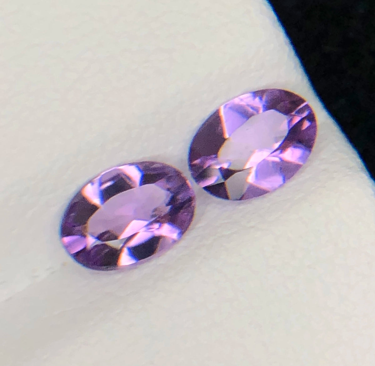 Set van 2 Natuurlijke Amethisten 1,30 ct – Ovaal Geslepen Paarse Edelstenen 6,6 × 4,8 mm