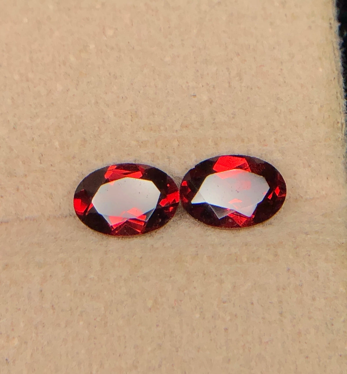 Set van 2 Natuurlijke Rode Granaten 1,95 ct – Ovaal Geslepen Edelstenenpaar 6,6 × 4,7 mm