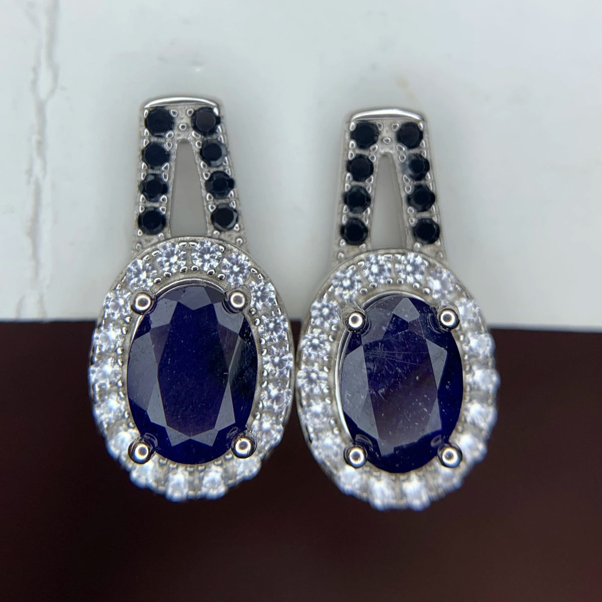 Natuurlijke Blauwe Saffier Oorstekers met Spinel – 925 Sterling Zilver – Rhodium Plated
