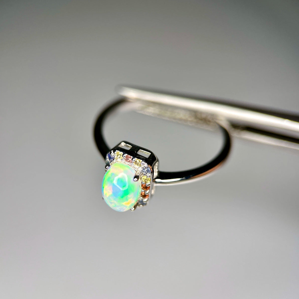 Natuurlijke Vuuropaal Ring met Multicolor Saffier – 925 Sterling Zilver