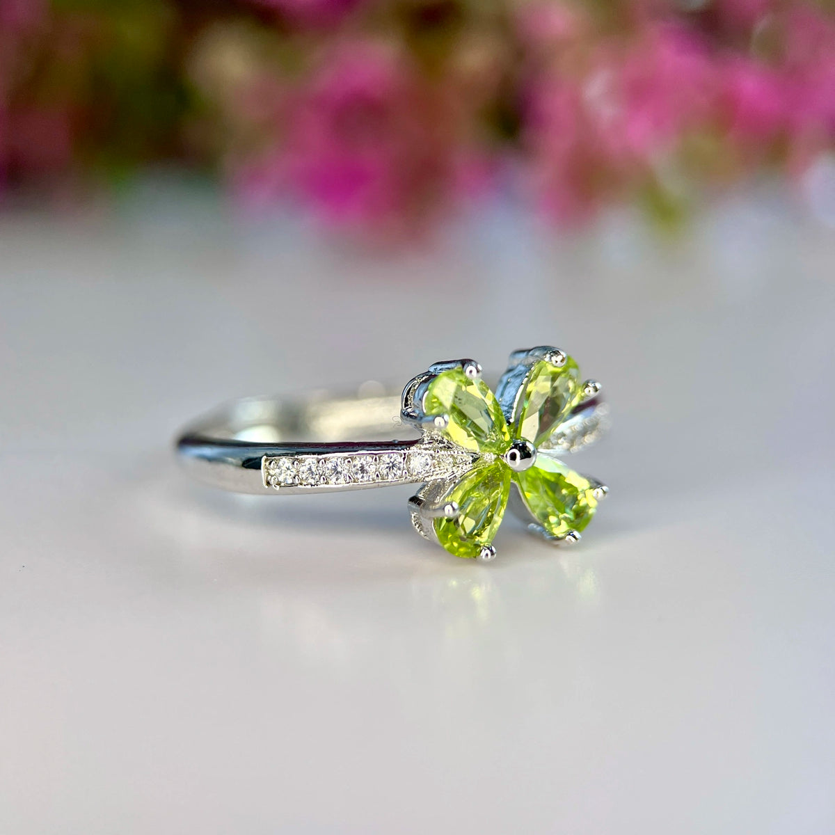 Natuurlijke Peridot Ring met Zirkonia – Rhodium Plated