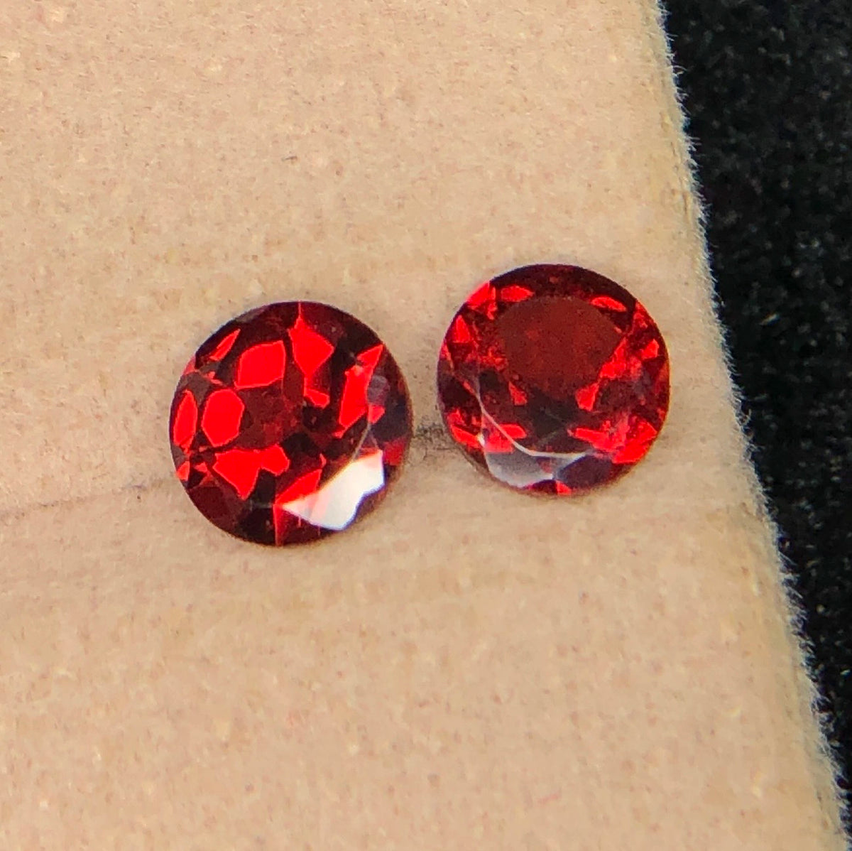 Set van 2 Natuurlijke Rode Granaten 2,05 ct – Rond Geslepen Edelstenenpaar 5,8 mm