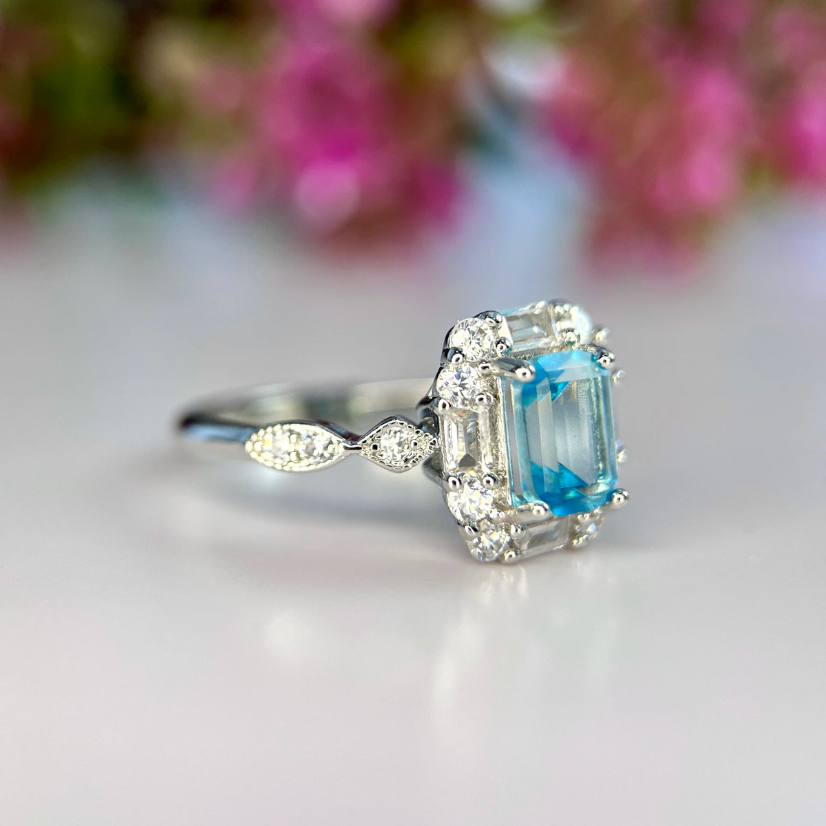 Natuurlijke Neon Blauwe Apatiet Ring met Zirkonia – Rhodium Plated