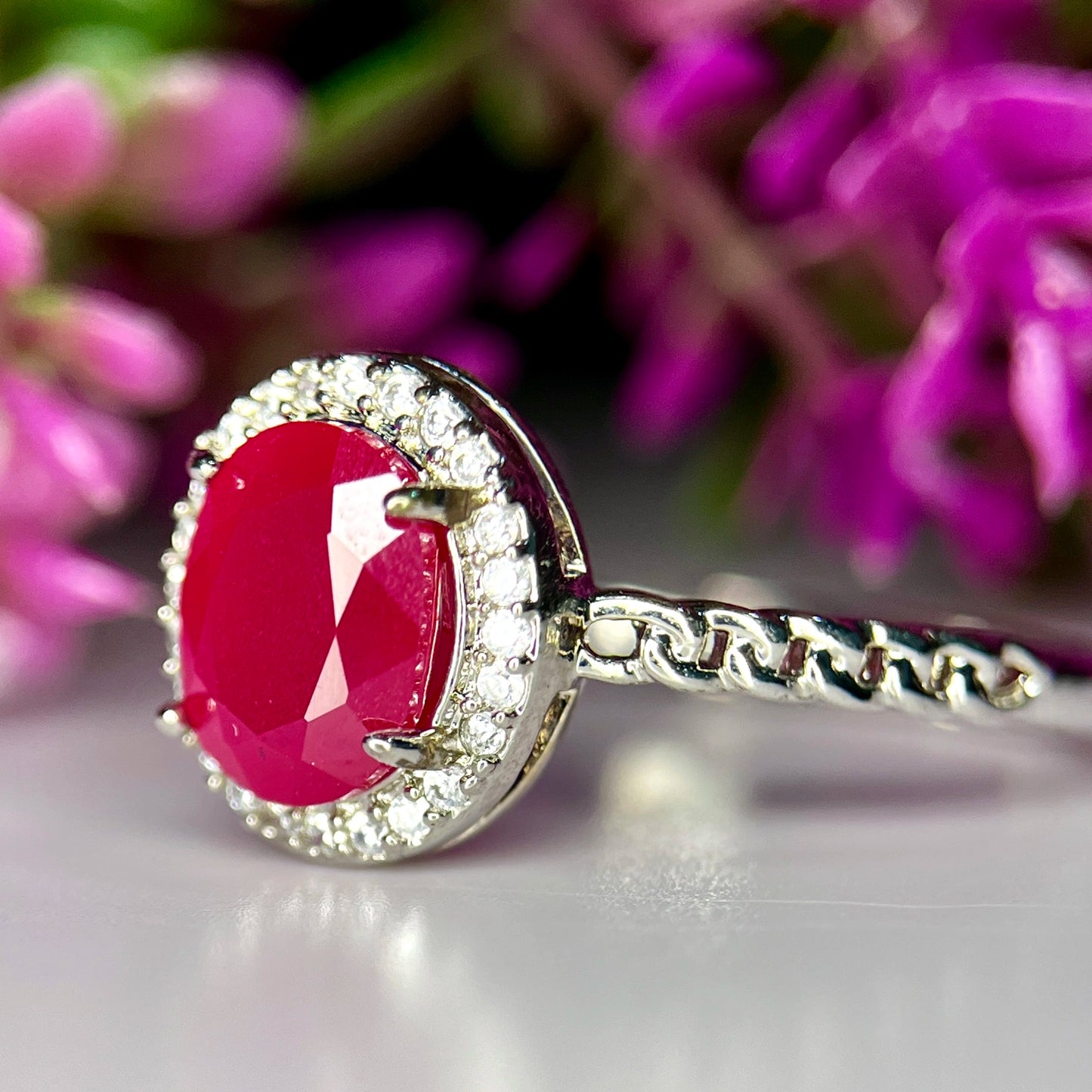 Ring met glasgevulde robijn, CZ en rhodiumplating