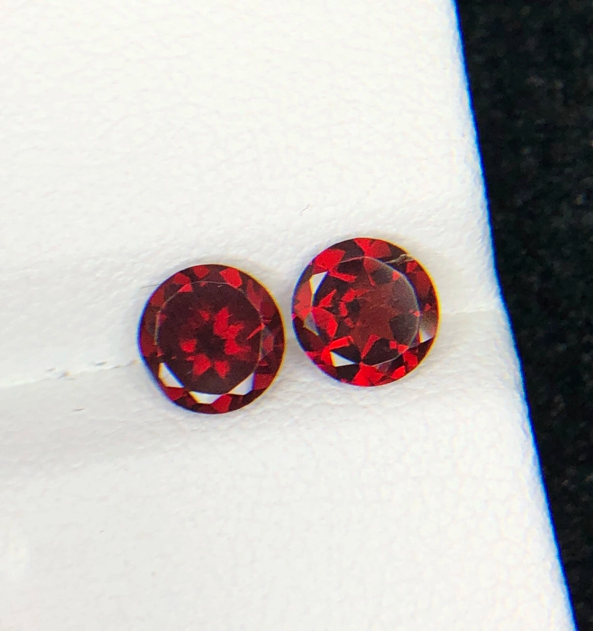 Set van 2 Natuurlijke Rode Granaten 2,05 ct – Rond Geslepen Edelstenenpaar 5,7 mm