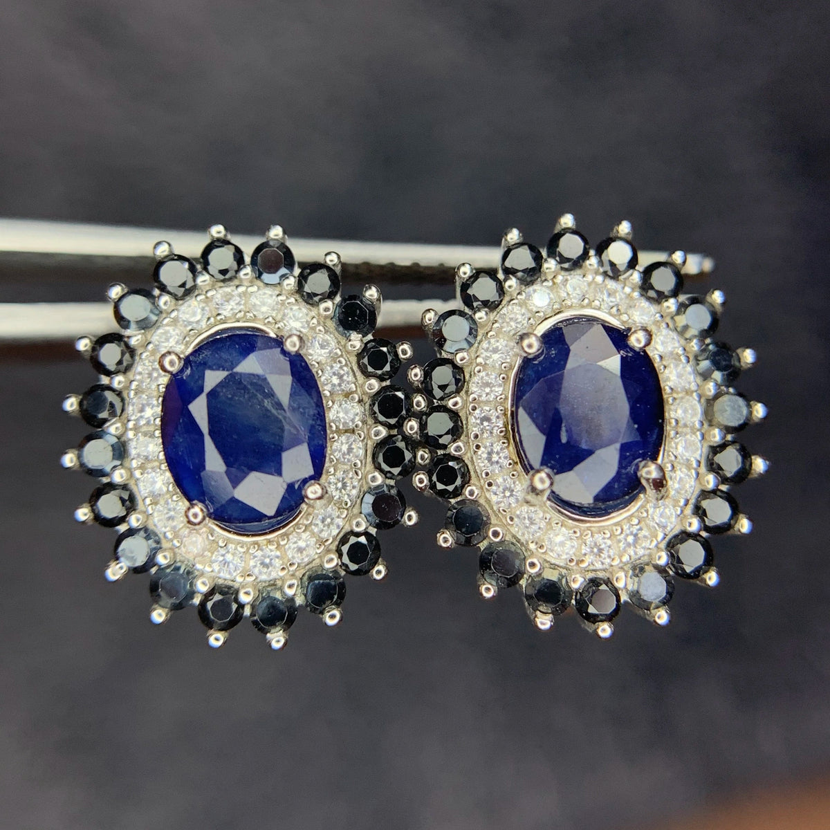 Natuurlijke Blauwe Saffier Oorstekers met Spinel – 925 Sterling Zilver – Rhodium Plated