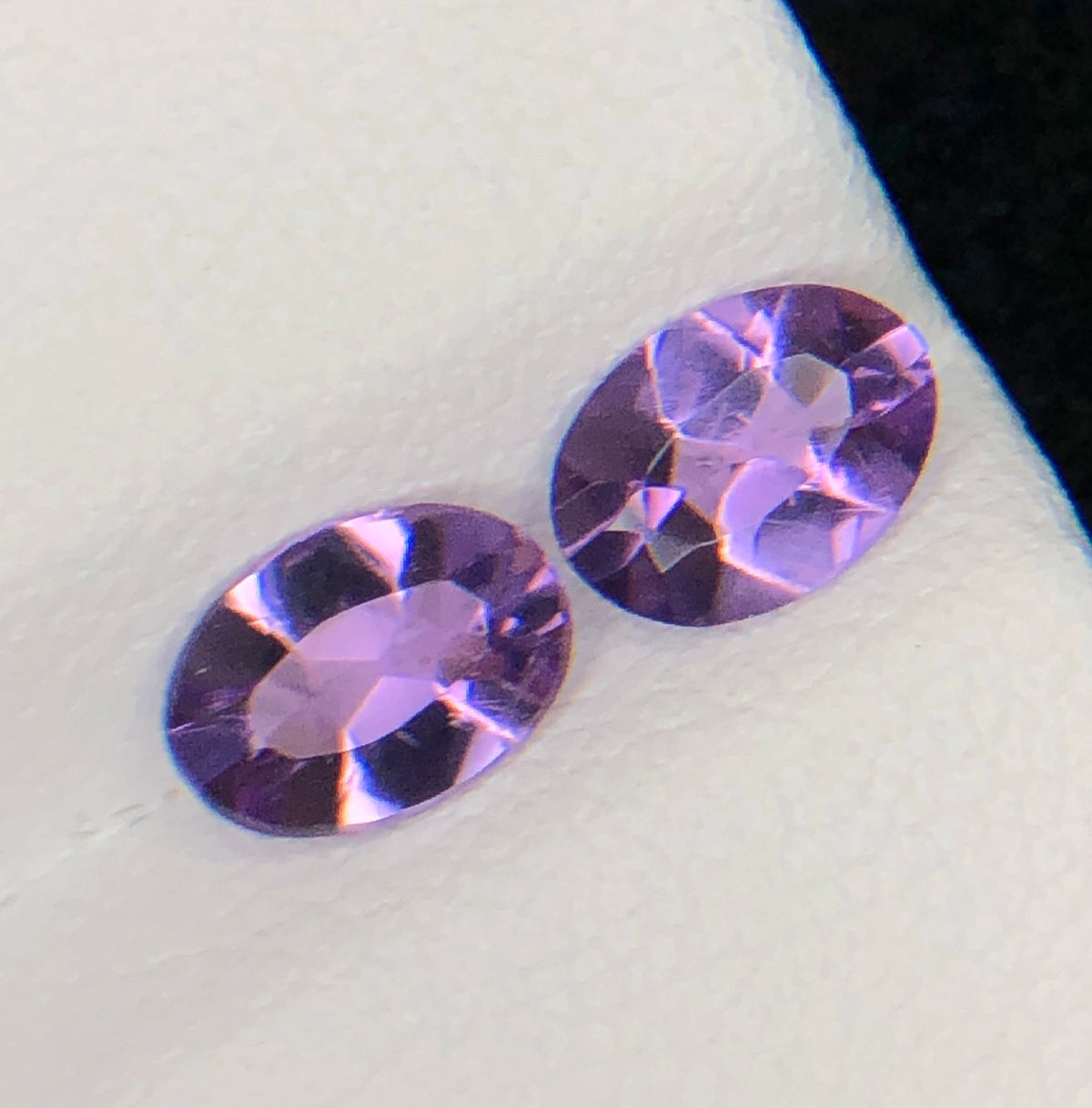 Set van 2 Natuurlijke Amethisten 1,30 ct – Ovaal Geslepen Paarse Edelstenen 6,6 × 4,8 mm