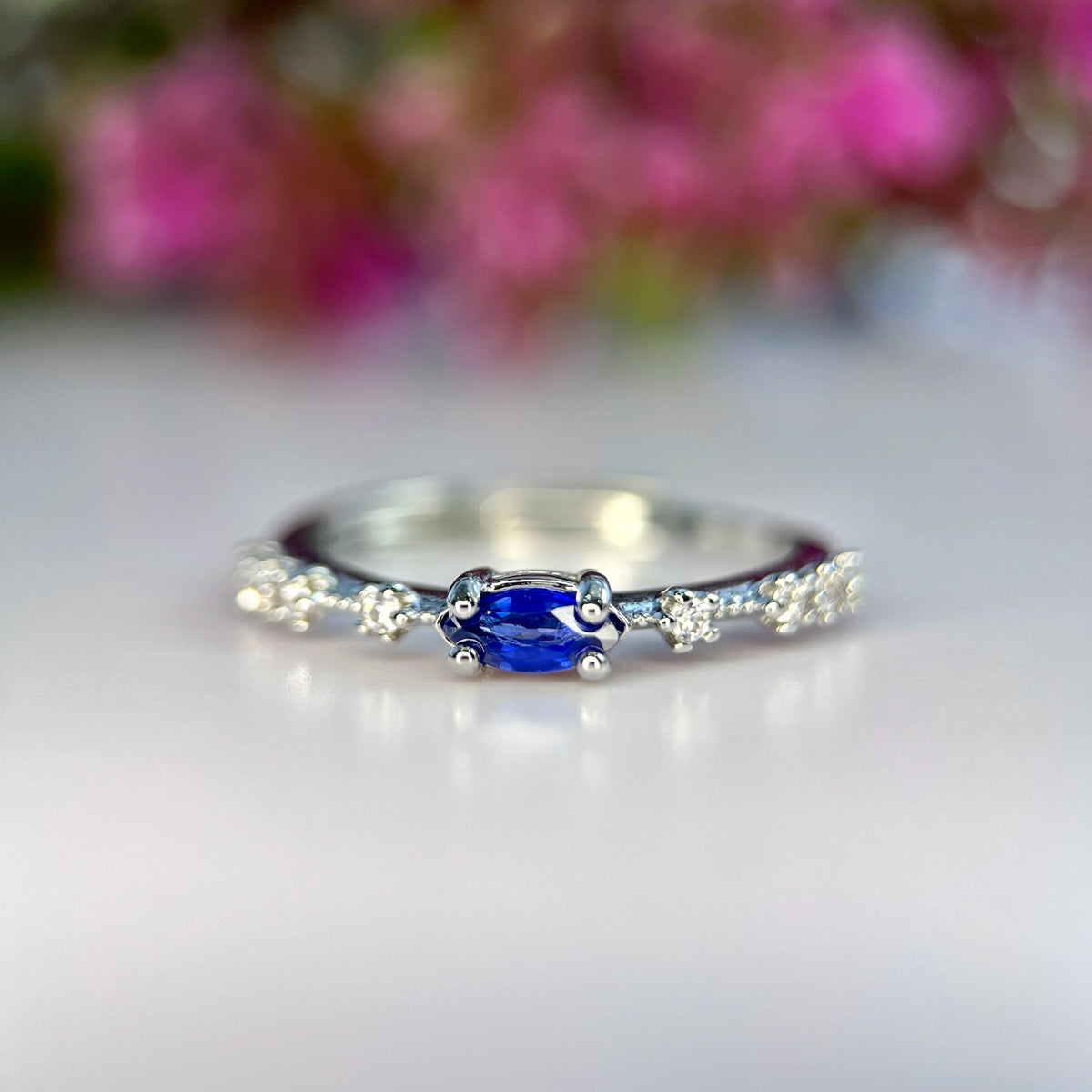 Natuurlijke Blauwe Saffier Ring met Zirkonia – Rhodium Plated