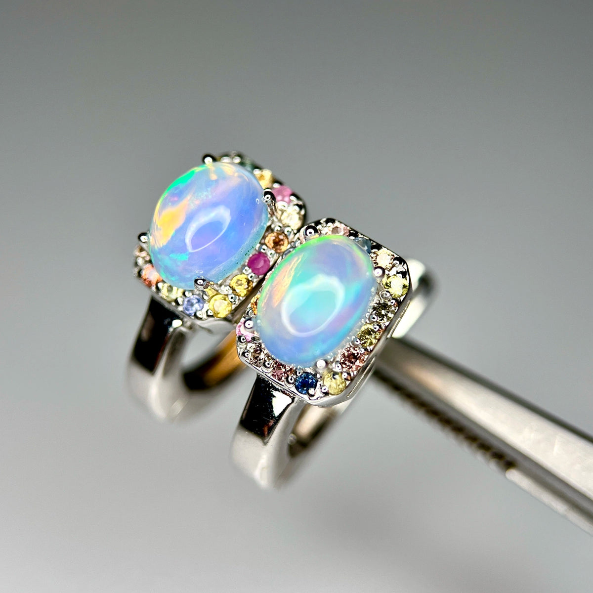 Natuurlijke Vuuropaal Oorbellen met Multicolor Saffier – 925 Sterling Zilver