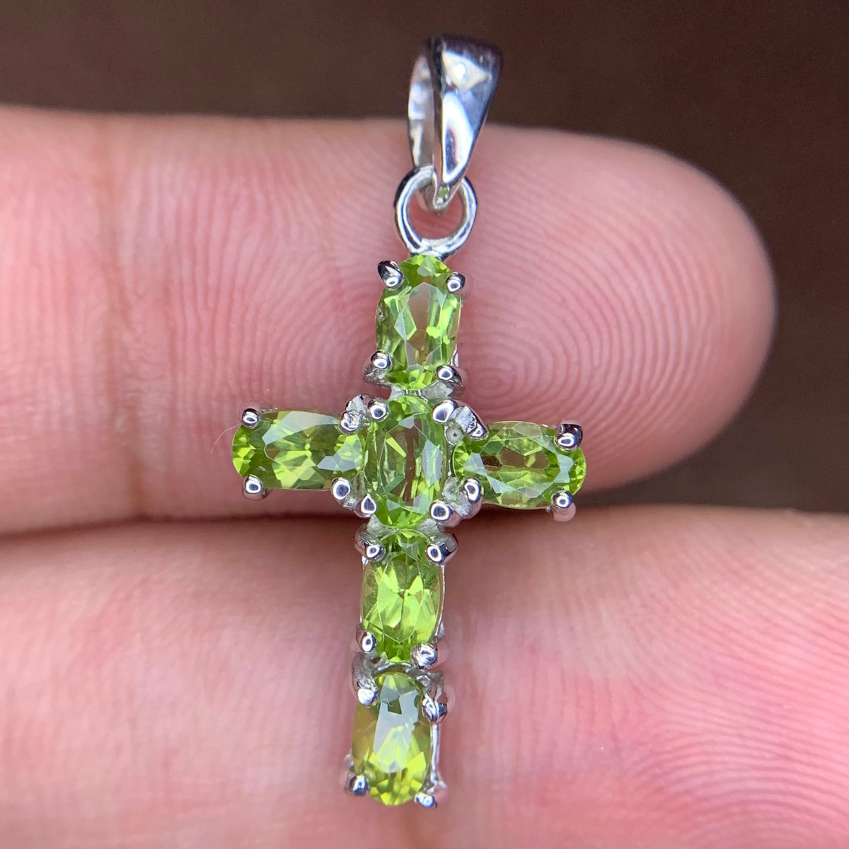 Natuurlijke Groene Peridoot Kruishanger – 925 Sterling Zilver – Rhodium Plated