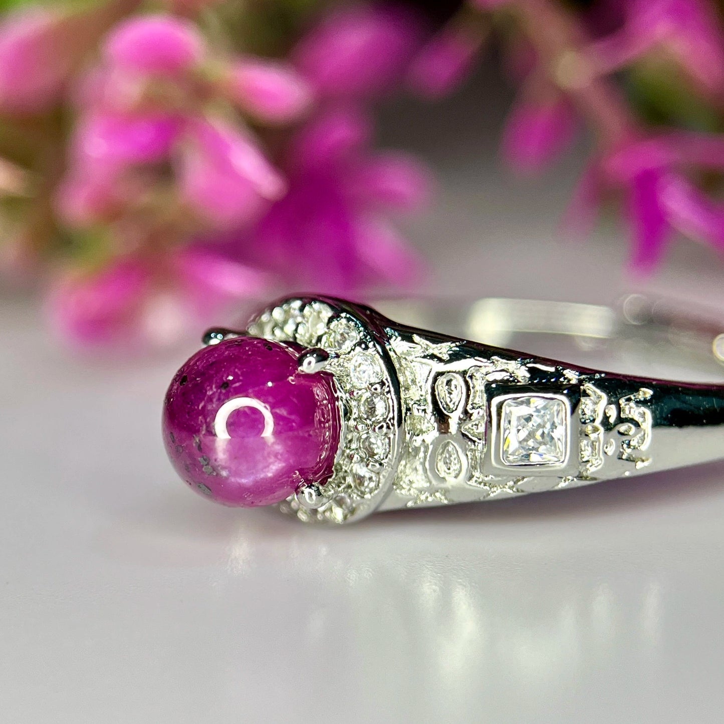 Ring met natuurlijke robijncabochon, CZ en rhodiumplating